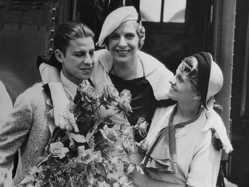 A Profile In Courage: The Amazing Story of Aimee Semple McPherson